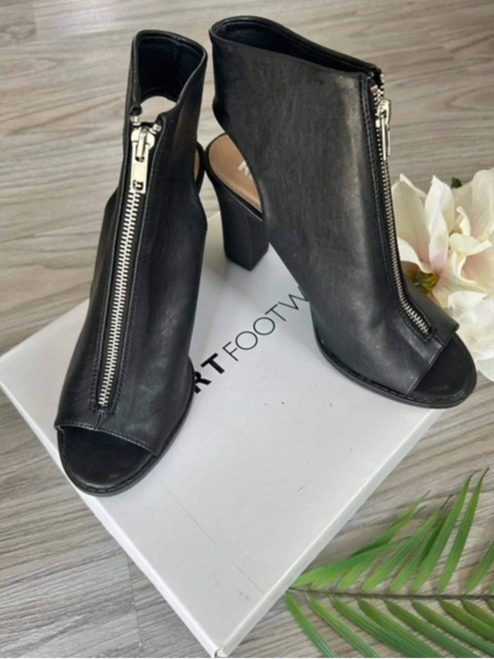 🌸 NEW w/blemish Black Peep-Toe faux leather Ankle Boots 8